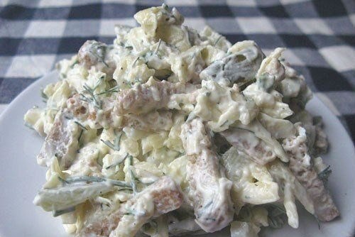 Салат с солеными огурцами и курицей и сухариками