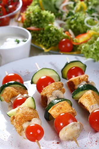 Куриные шашлыки с грибами и черри
