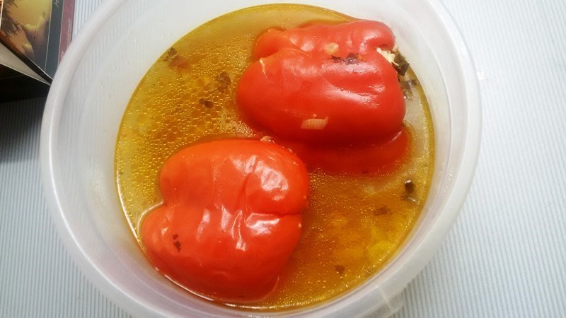 Маленькие перчики, фаршированные индейкой и рисом