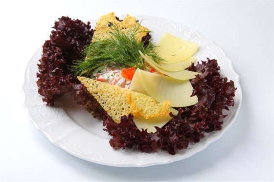 Салат из семги с овощами и сыром