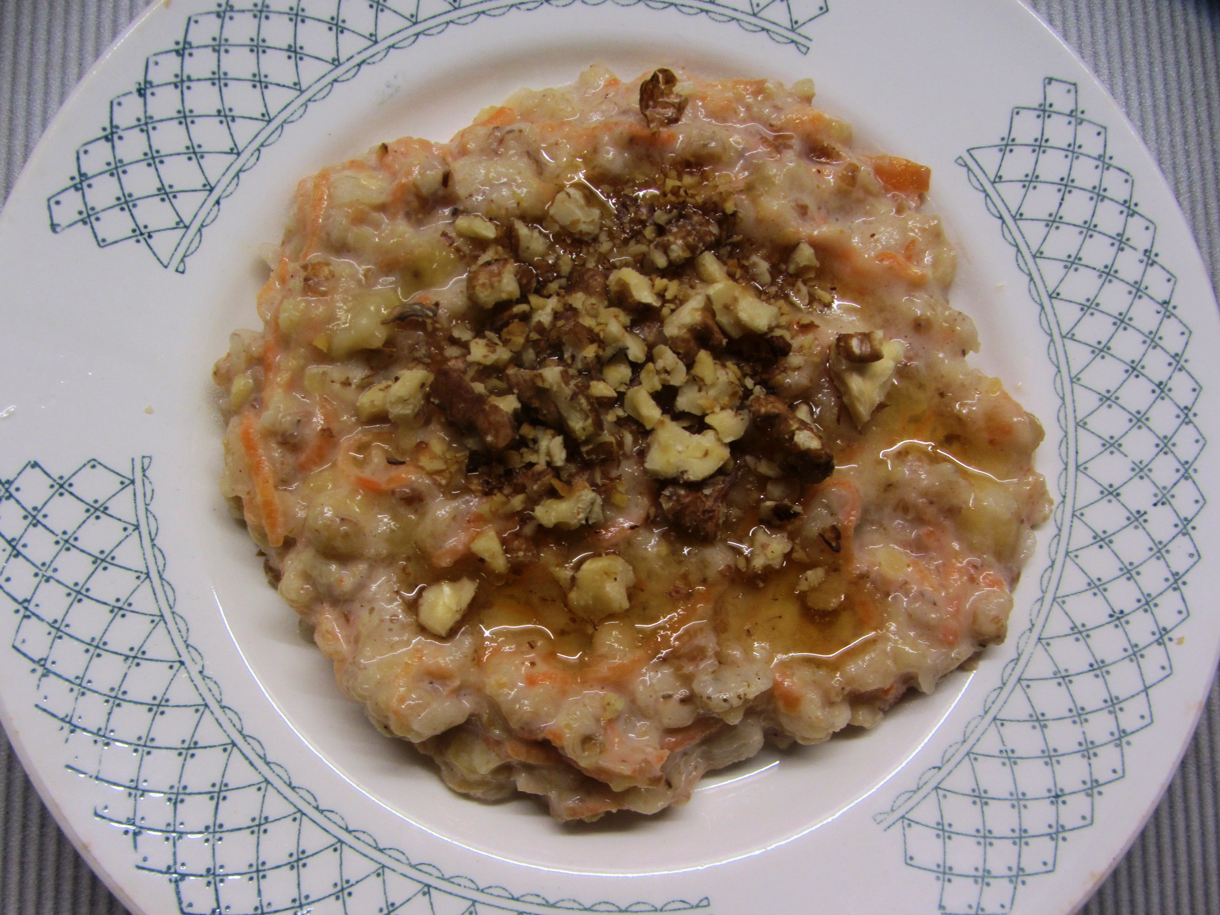 Овсяная каша с морковью, изюмом и грецким орехом