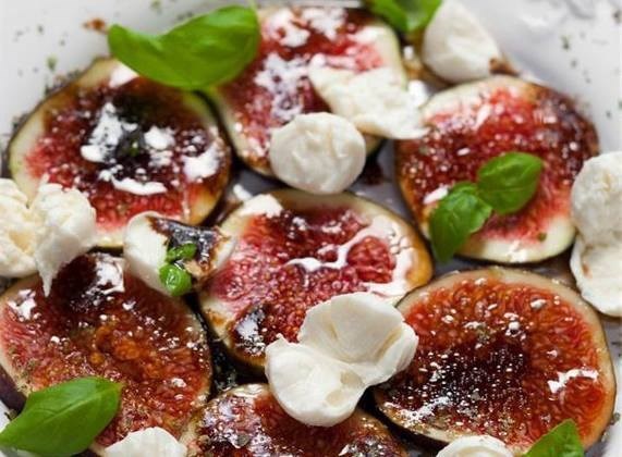 Салат с сыром, инжиром и базиликом