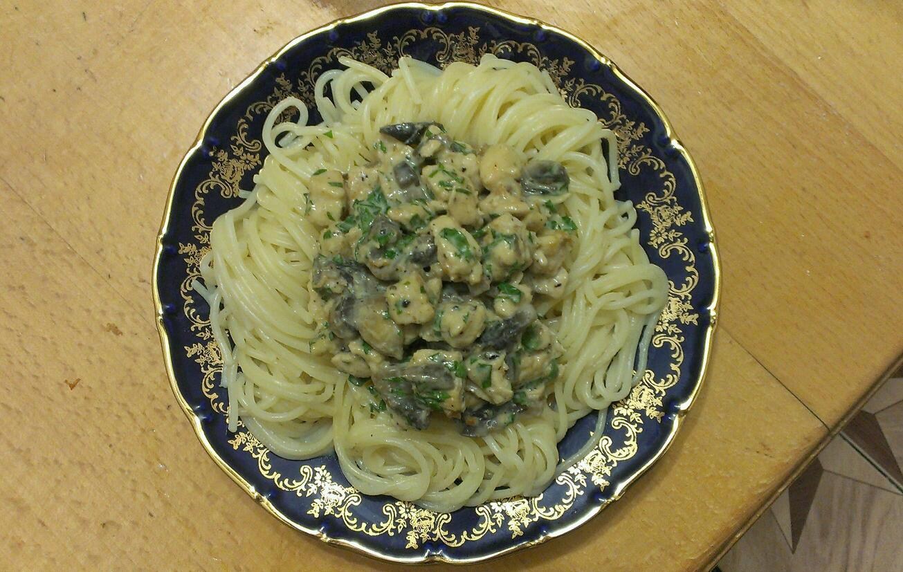 Спагетти карбонара с курицей и грибами