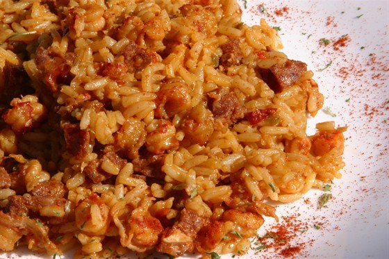 Джамбалайя с копчеными колбасками и острым томатным соусом