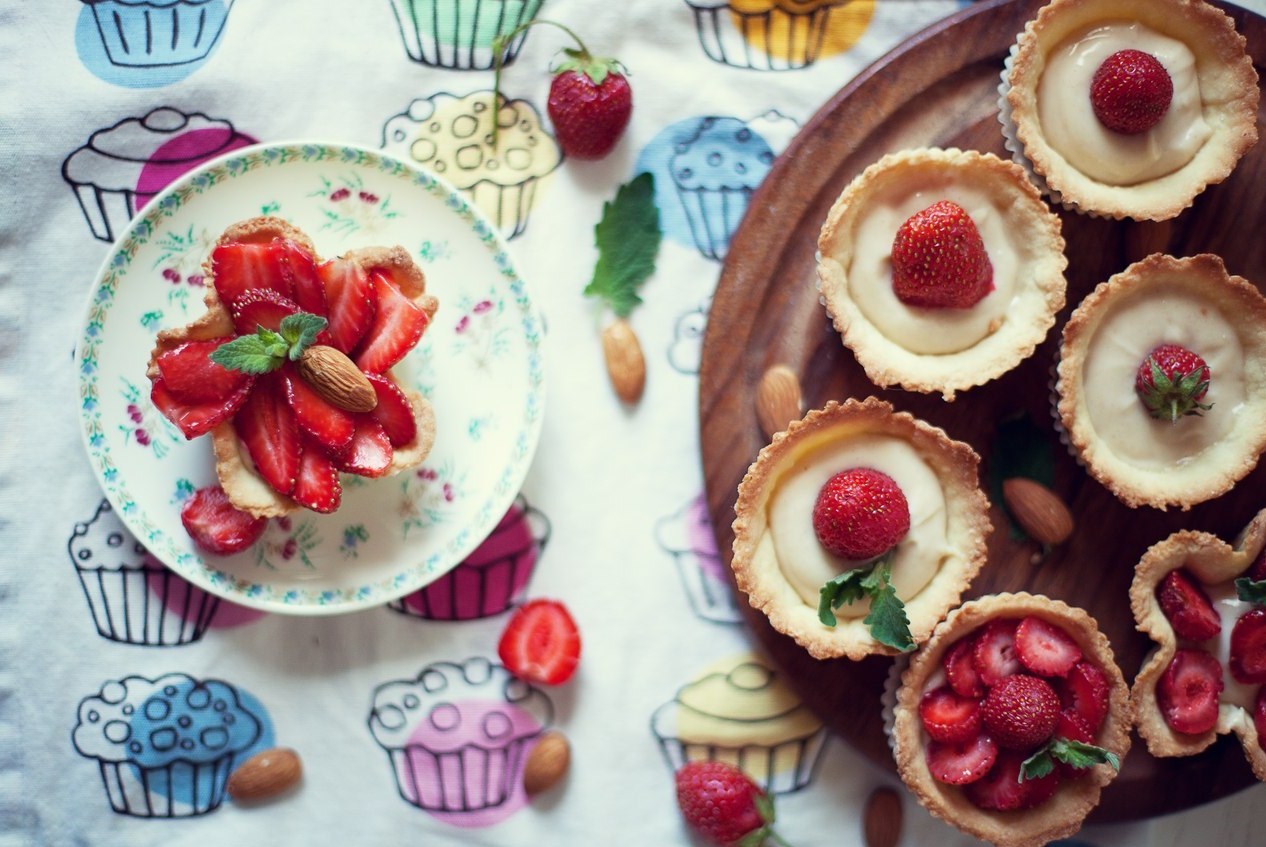 Корзиночки с белым шоколадом и клубникой