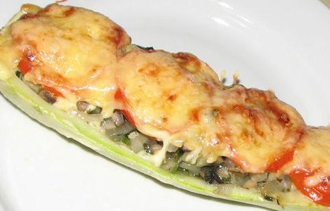 Кабачок, фаршированный диким рисом и орегано