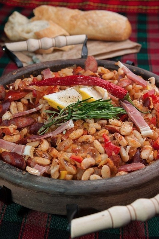 Фасоль в деревенском стиле с колбасками и овощами