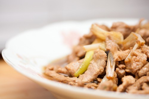 Жареная свинина с пореем (Cong Bao Rou Si)