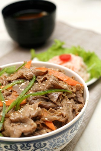 Жареная говядина с зелеными чили (Qingjia Chao Niuliu)