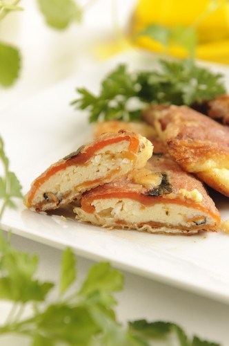 Жареные, фаршированные козьим сыром, перцы и оливки