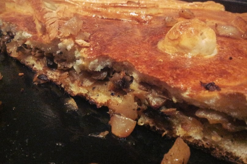 Слоеный пирог с капустой и грибами
