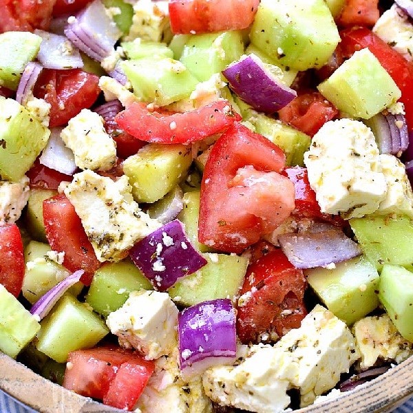 Салат с томатами, огурцами и сыром фета