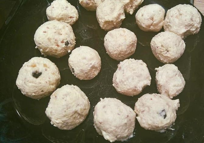 Творожные шарики с орехами и изюмом