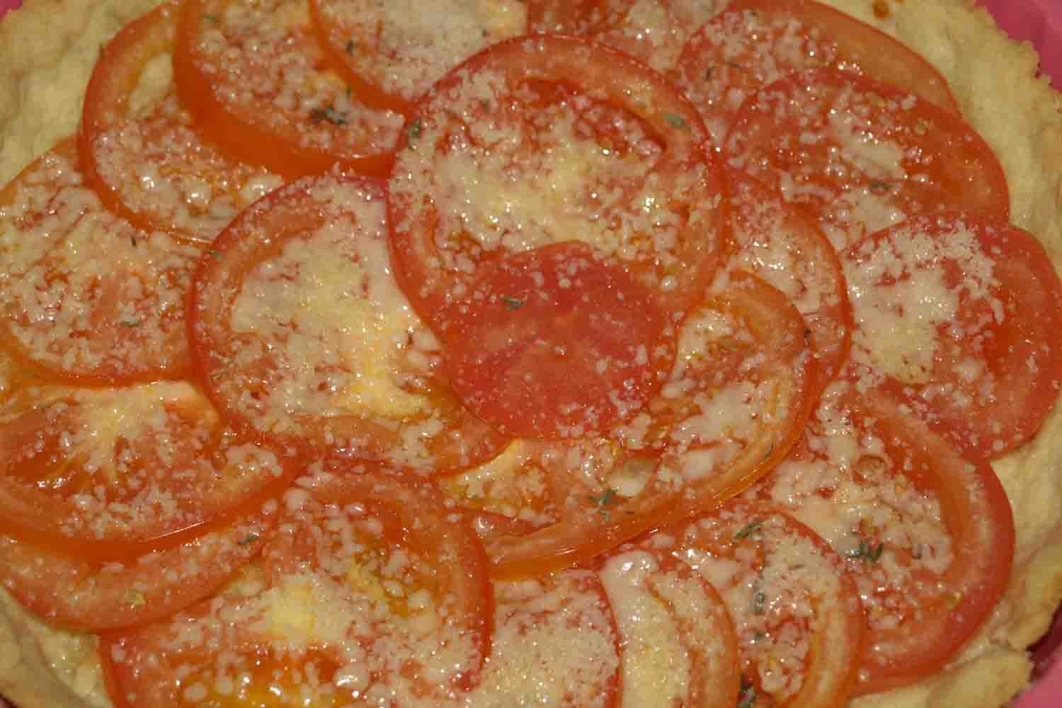 Открытый пирог с помидорами, тимьяном и сыром