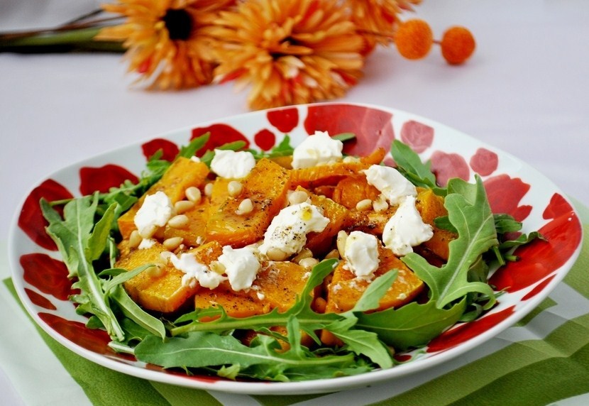 Теплый салат с тыквой, рукколой и кедровыми орешками