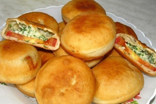Пирожки с помидорами и брынзой