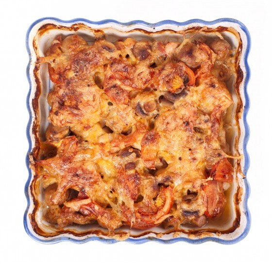 Запеченная рыба под овощами