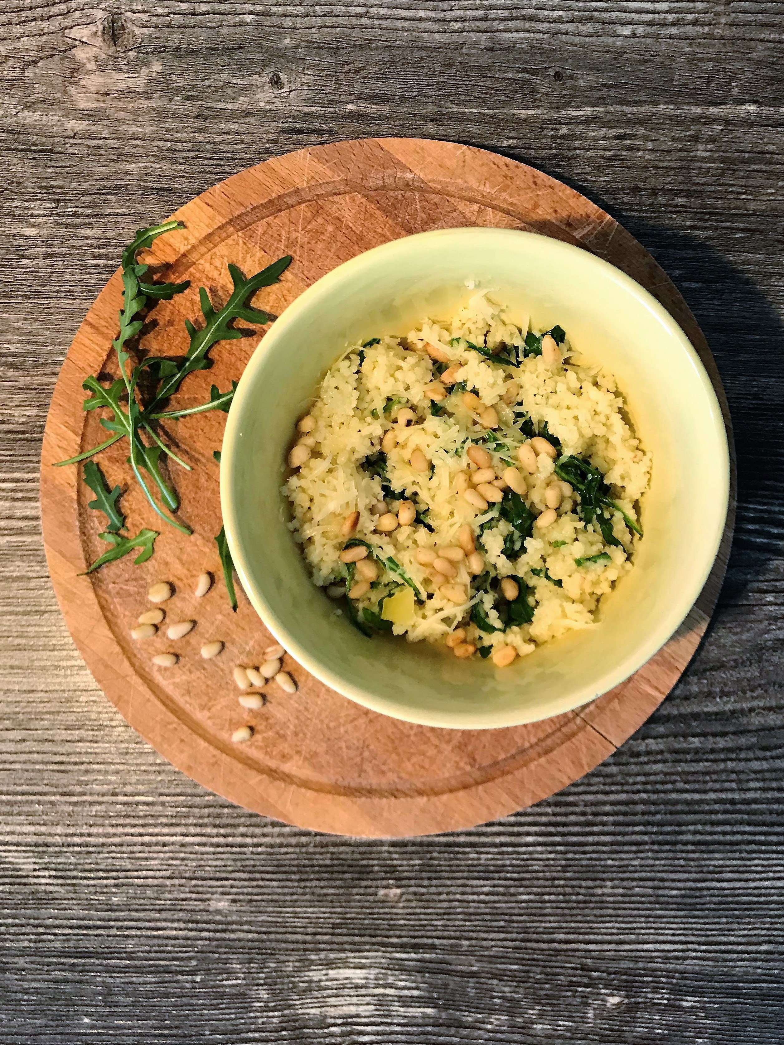 Кускус с рукколой, пармезаном и кедровыми орешками