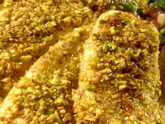 Дорада в фисташковой корочке с мангольдом, �аренной ветчиной, сыром горгонзола и кедровыми орешками