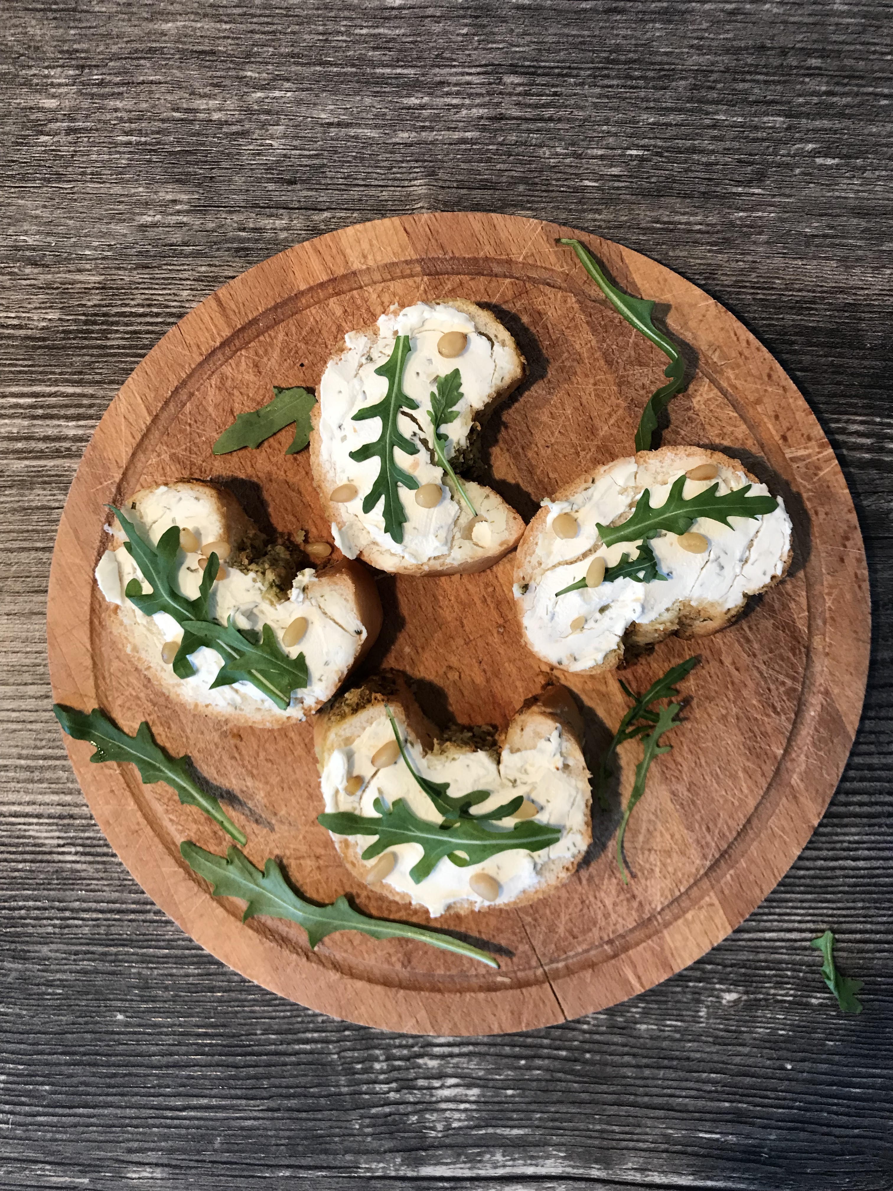 Брускетты с творожным сыром, рукколой и кедровыми орешками