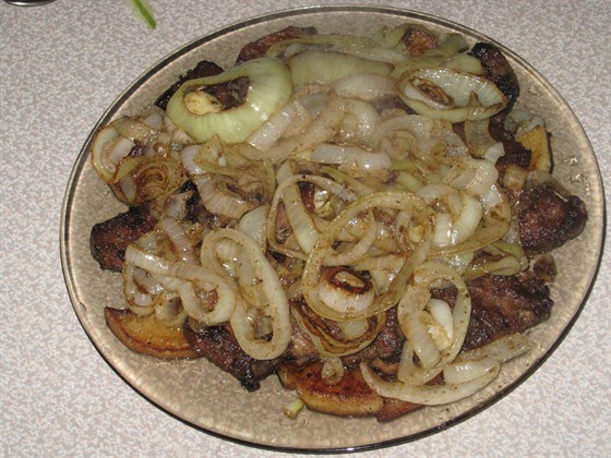 Печень по-берлински с яблоками