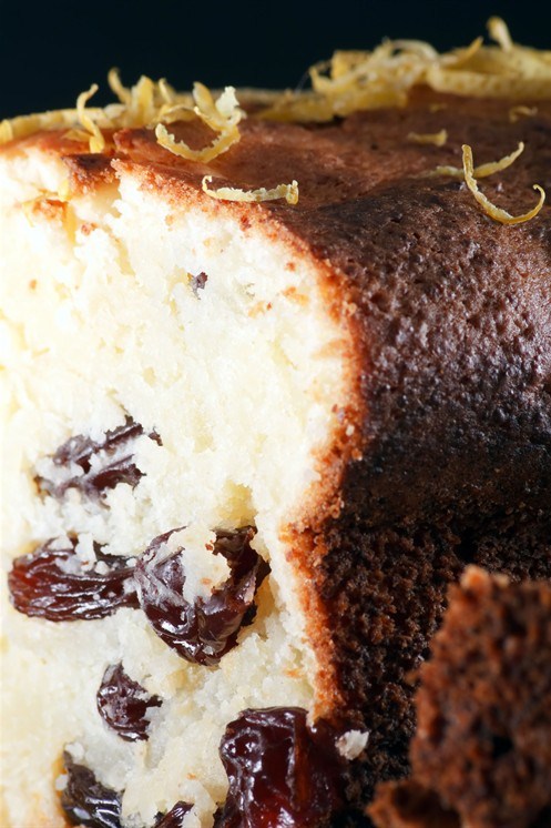 Кулич с изюмом и лимонной цедрой