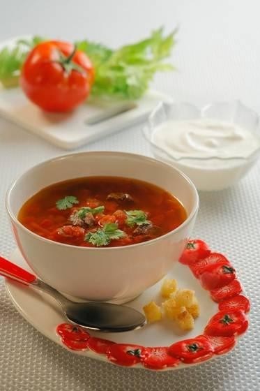 Томатный суп с чесночными гренками