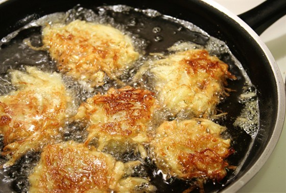 Латкес с чесноком и свининой