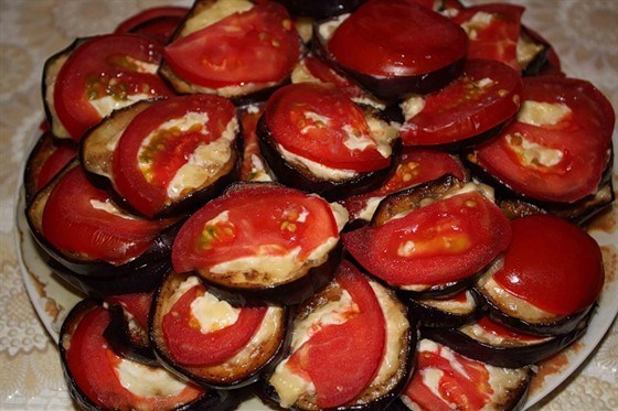 Запеченные баклажаны с сыром и помидорами