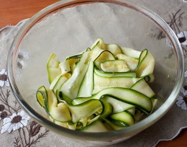 Салат из цукини, чеснока и лимона