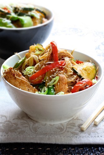 Жареная курица с зеленым перцем, зеленым луком и лапшой соба в соусе чили