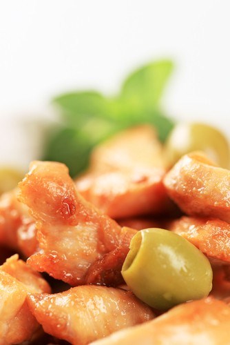 Салат с мясом со свинных ножек, оливками и чесноком
