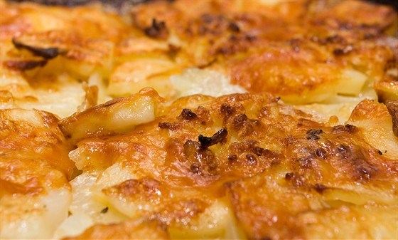 Картофельный гратен с хреном и пармезаном