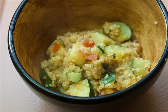 Киноа с овощами и специями
