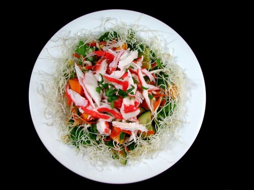 Салат из крабов с сыром, брокколи и зеленым луком