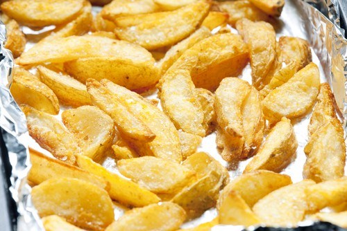 Запеченые на гриле дольки картофеля с луком
