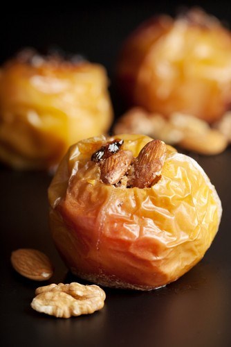 Яблоки, запеченные с рисом, фруктами и орехами