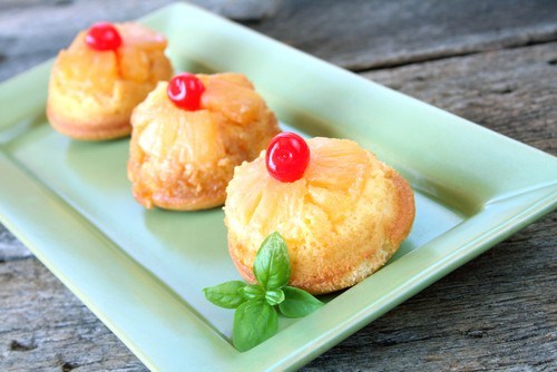 Пирожные с ананасом и кокосом