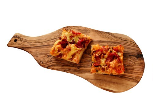 Пицца с салями, тремя сортами сыра и прованскими травами