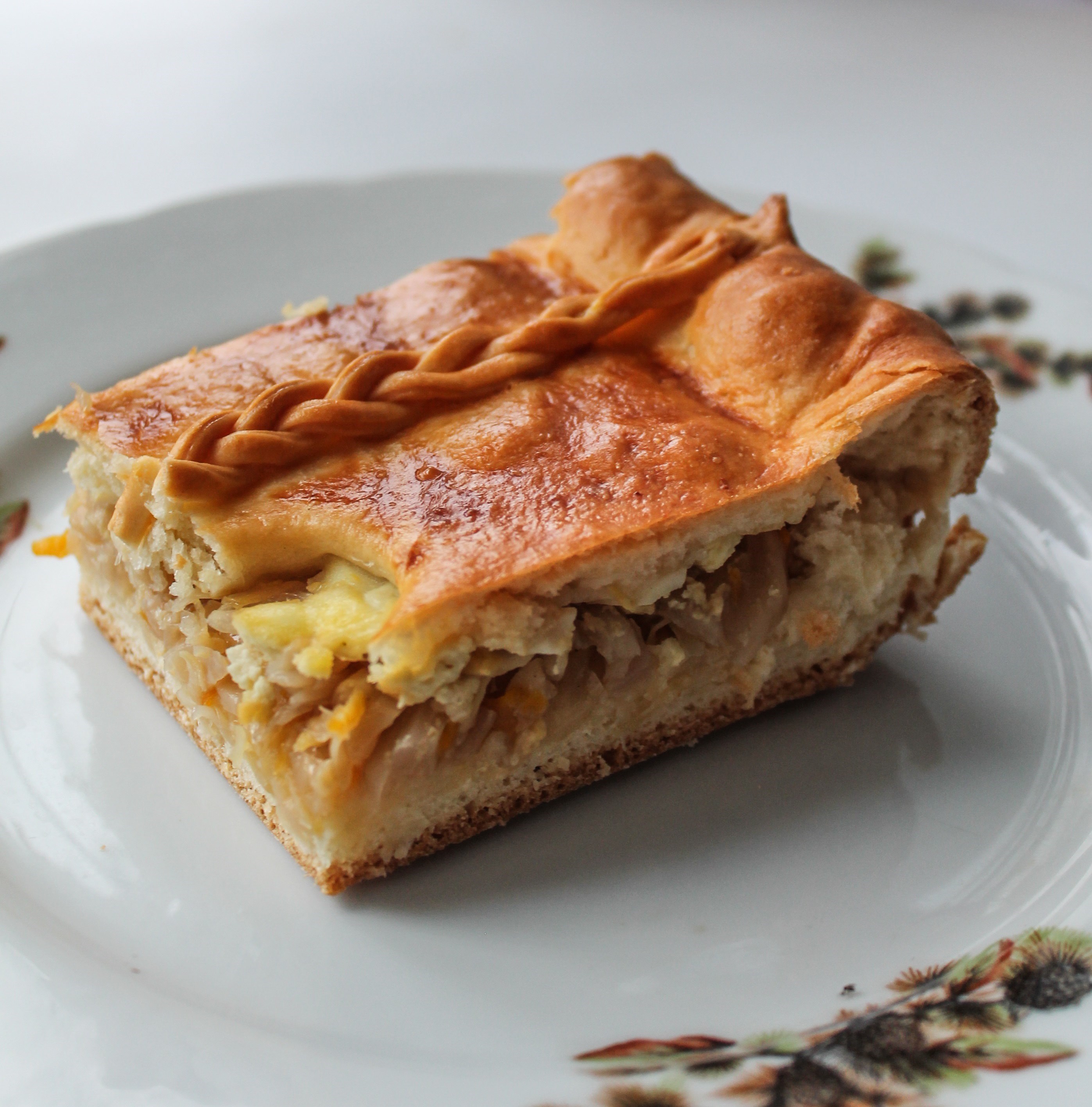 Пирог с капустой, луком-пореем и яйцом