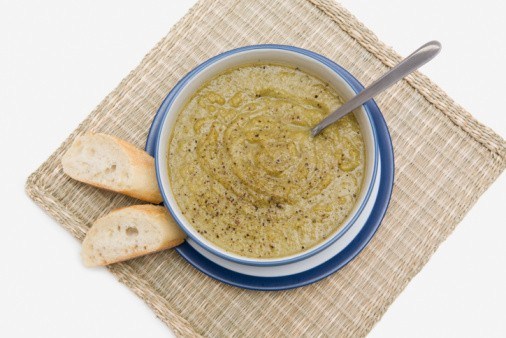 Холодный крем-суп с зеленым горошком и цукини по-средиземноморски