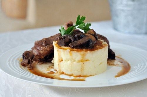 Картофельное пюре с голубым сыром и соусом из грибов с карамелизованным луком