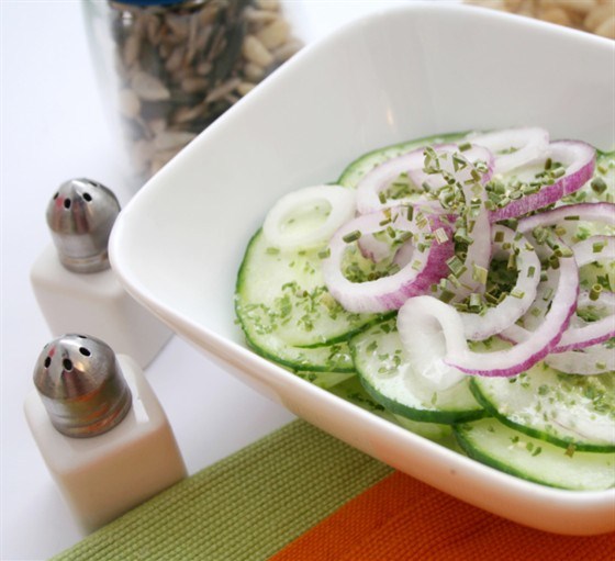Огуречный салат с красным луком, укропом и сметаной по-гречески