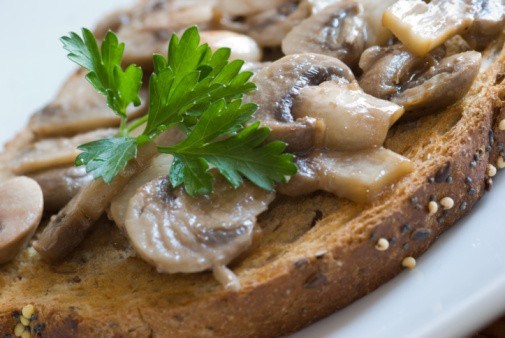 Теплые канапе с грибами, жареным луком и пармезаном