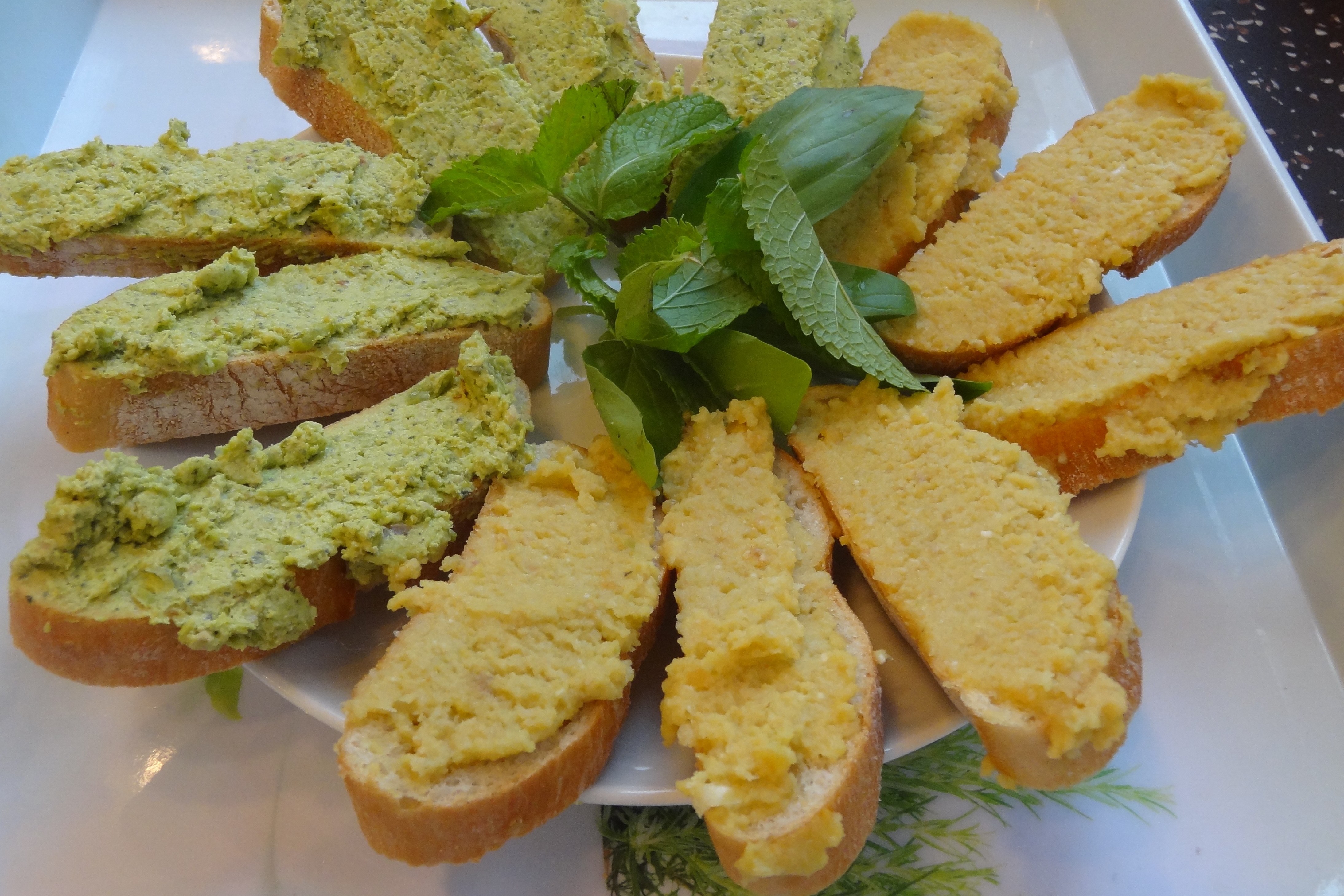 Кростини по-средиземноморски с нутом и оливками