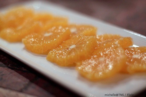 Апельсины под легким соусом с корицей