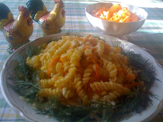 Макароны с яйцом и морковью