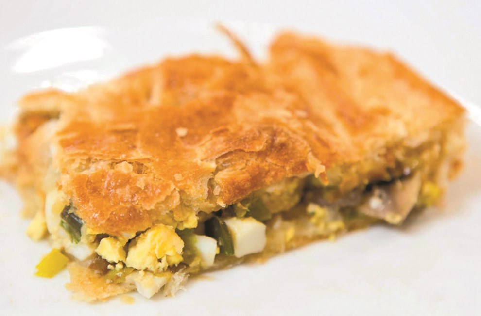 Рыбный пирог с шампиньонами и пореем