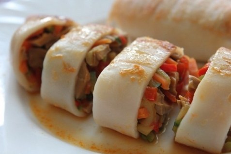 Кальмары, фаршированные грибами и овощами