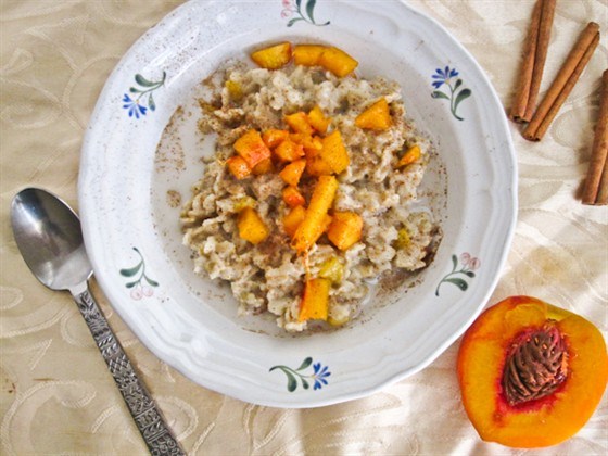 Сливочная овсяная каша с персиками
